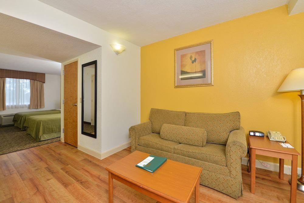 Quality Inn & Suites Near The Theme Parks Орландо Екстериор снимка