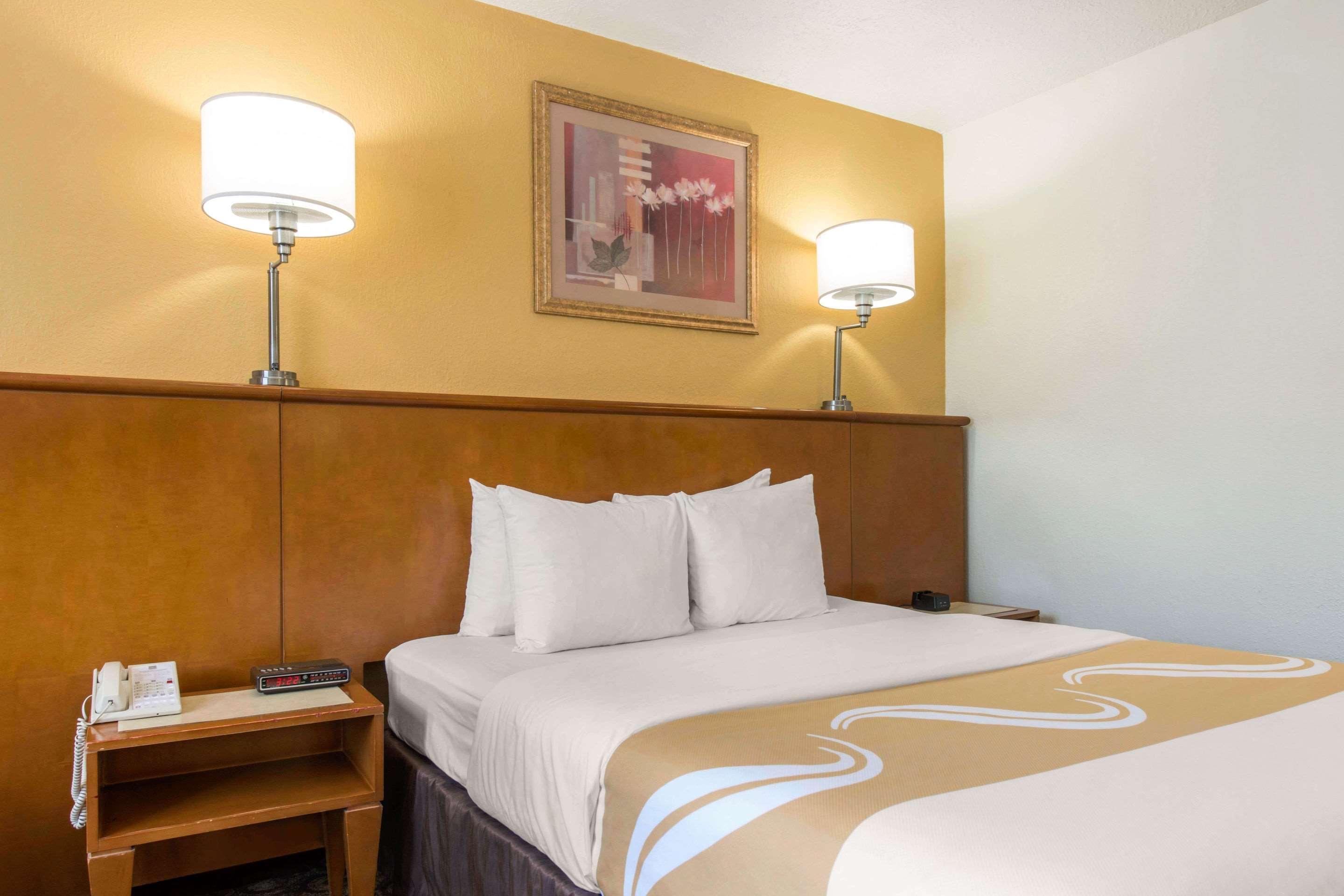 Quality Inn & Suites Near The Theme Parks Орландо Екстериор снимка