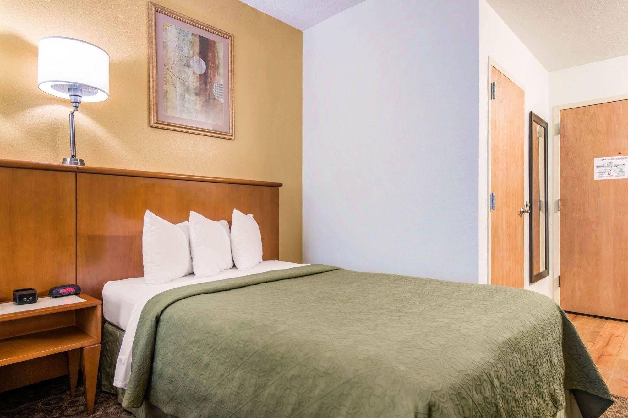 Quality Inn & Suites Near The Theme Parks Орландо Екстериор снимка