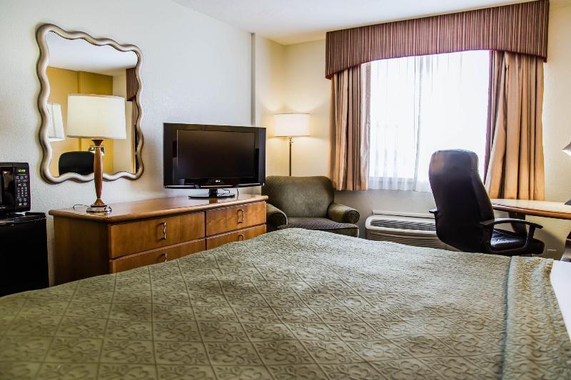 Quality Inn & Suites Near The Theme Parks Орландо Екстериор снимка